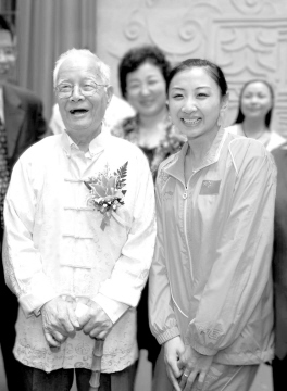 邓铁涛(左)与奥运蹦床冠军何雯娜合影