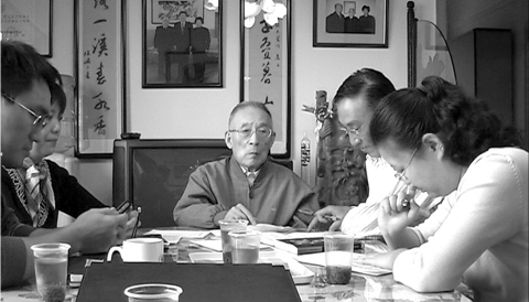 张镜人(中)和学生进行课题总结(2005年)