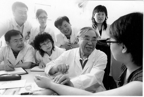张琪(右二)带教学生